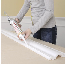 Aplikácia tmelu na ozdobnú lištu pomocou kartuše.
