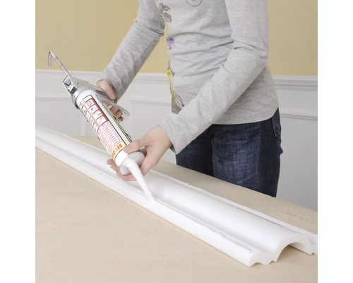 Súprava dekoratívnych líšt na stenu Stefanie vrátane rohov 80 x 80 mm, 8 ks x 2 m Aplikácia tmelu na ozdobnú lištu pomocou kartuše.