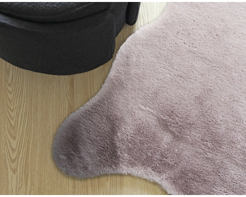 Detailný záber koberca s vysokým vlasom a taburetu