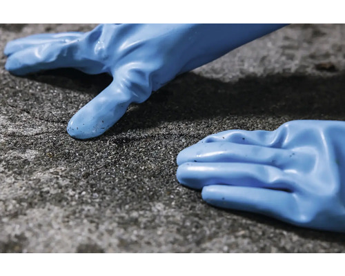 Dve modré ochranné rukavice na sivom pozadí