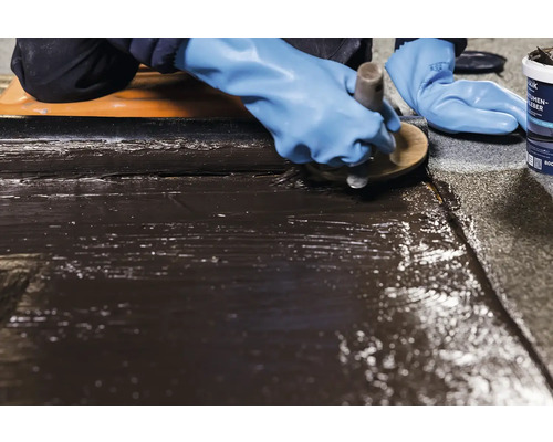 Aplikácia bitúmenového lepidla na povrch štetcom