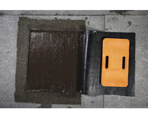 Oprava plochej strechy s bitúmenom a náradím