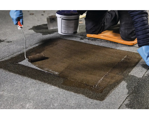 Aplikácia strešnej krytiny pomocou valčeka na strešný povrch