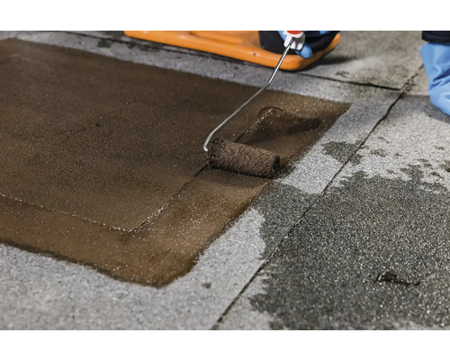 Aplikácia strešnej krytiny s maliarskym valčekom na strešnú plochu