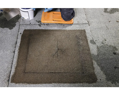 Detailný pohľad na opravu bitúmenovej strechy s tesniacim prostriedkom, špachtľou a krycou plachtou