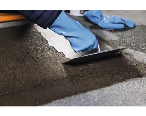 Nanášanie poteru pomocou hladidla na podlahu