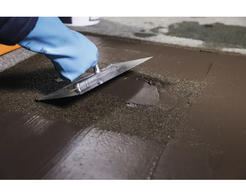 Aplikácia samonivelačnej hmoty pomocou hladidla