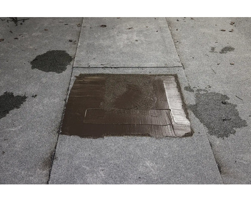 Detailný záber bitúmenovej hydroizolácie na povrchu strechy