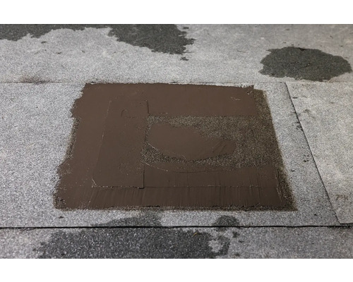 Opravená bitúmenová zváraná strešná krytina na streche.