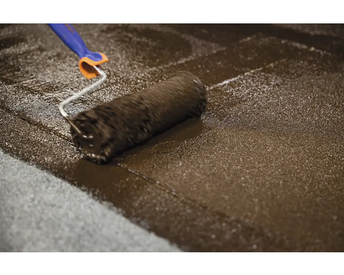 Valček nanáša podlahovú vrstvu