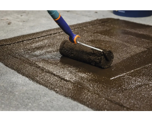 Nanášanie základného náteru na betónovú podlahu pomocou valčeka