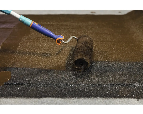 Nanášanie strešnej krytiny maliarskym valčekom