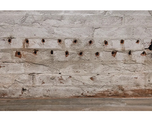 Tehlová stena s vyvŕtanými otvormi