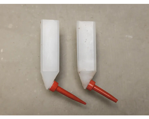 Dve olejničky s červeným výtokom