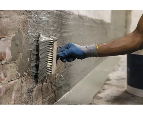 Nanášanie tesniacej suspenzie na stenu štetcom