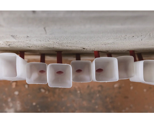 Plastové poštové schránky, namontované na strope