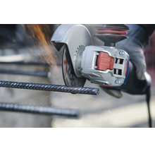 Uhlová brúska reže betonársku oceľ