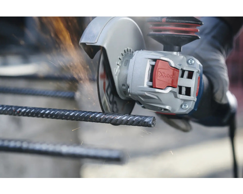 Uhlová brúska reže betonársku oceľ