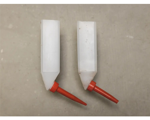 Dva plastové napájačky pre hospodárske zvieratá s červeným ventilom