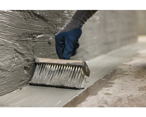 Nanášanie tesniacej suspenzie štetcom na stenu a podlahu