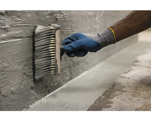 Nanášanie tesniacej suspenzie štetcom na stenu