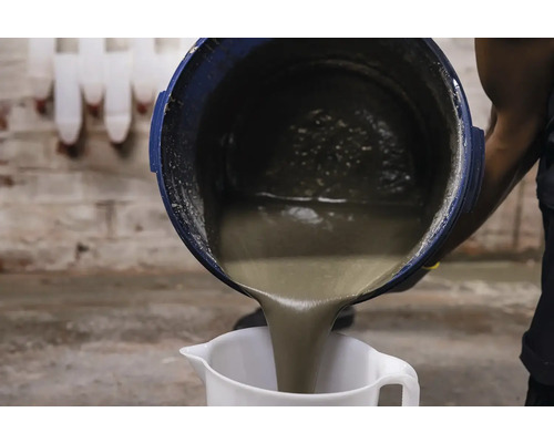 Osoba leje maltu z vedra do odmerky.