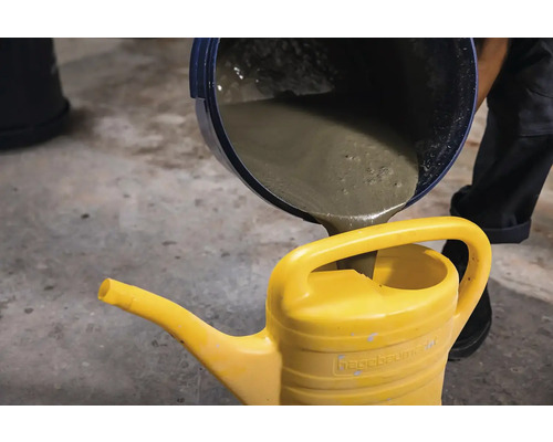 Betón sa nalieva do žltej kanvy.