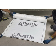 Logo Bostik. Pracovník rozvíja tesniaci pás s meracou stupnicou.