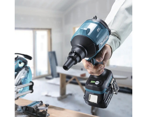 Akumulátorový skrutkovač na sadrokartón Makita v prevádzke