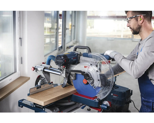 Pokosová píla reže kus dreva s remeselníkom