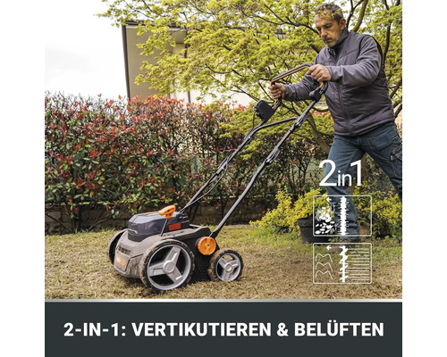 Muž vertikutuje trávnik pomocou vertikutátora a prevzdušňovača 2 v 1 v záhrade.