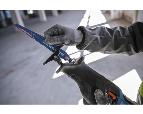 Osoba vkladá pílový list do šabľovej píly.