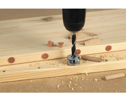 Vŕtačka s kolíkovým vrtákom vŕta otvory do drevených dosiek pre kolíkové spoje.