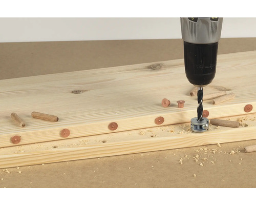 Drevené dosky sú spojené hmoždinkami a vŕtačkou