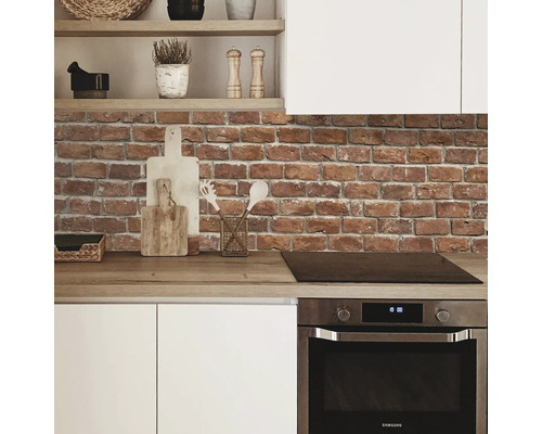 Kuchynská scéna s tehlovou stenou, varnou doskou a rúrou