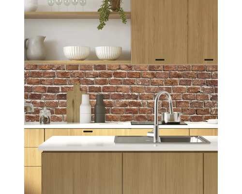 Kuchynská scéna s drezom, batériou a kuchynským obkladom so vzhľadom tehál