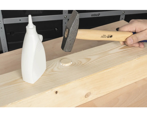 Snímka dreveného obrobku opracovávaného kladivom a lepidlom na drevo