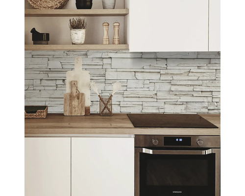 Kuchynská scéna s kamenným obkladom, pracovnou doskou a vstavanou rúrou