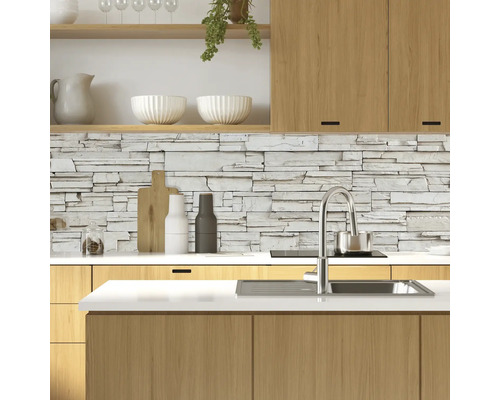 Moderná kuchyňa s kamennou stenou, drezom a drevenými prvkami.