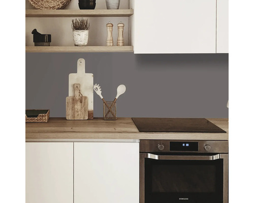 Kuchynská scéna s kuchynským náčiním, policami a elektrickým sporákom