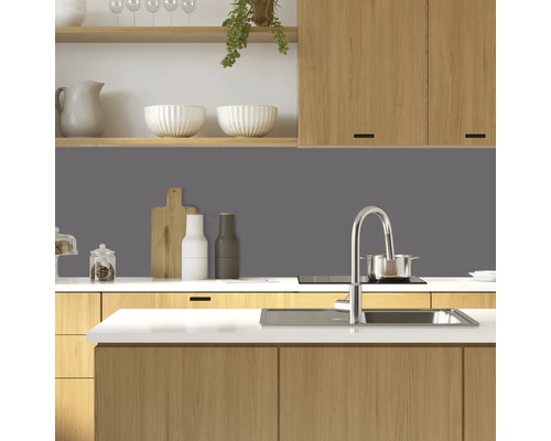 Moderná kuchyňa s drevenými skriňami, drezom a varnou doskou