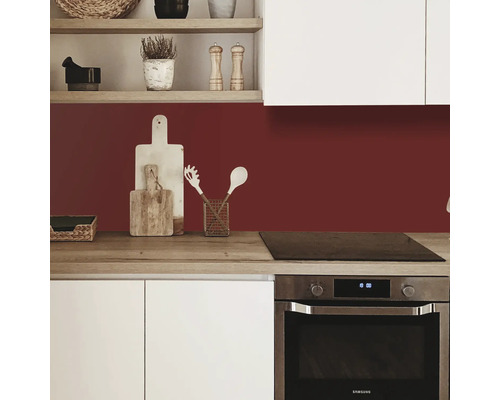 Kuchynská scéna so zadnou stenou, pracovnou doskou a skriňami