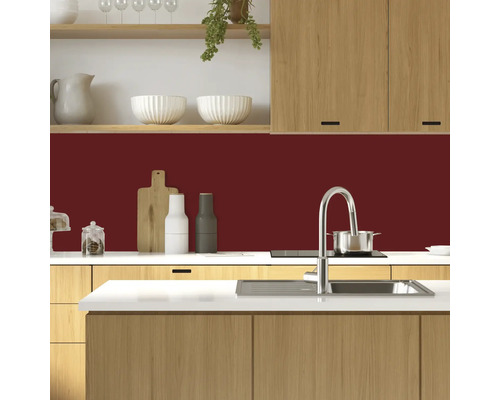 Kuchynská scéna s drezom, pracovnou doskou, kuchynskými skrinkami a nástenným panelom