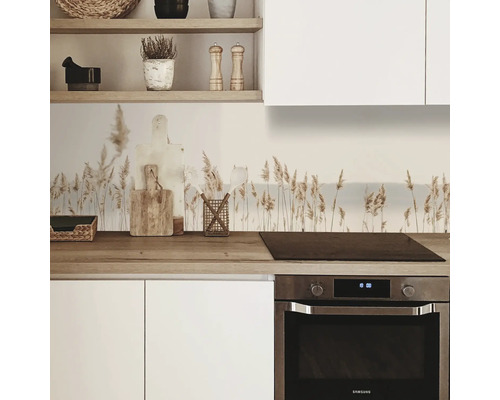 Kuchynská scéna s moderným kuchynským dekorom, vrátane motívu trstiny na zástene