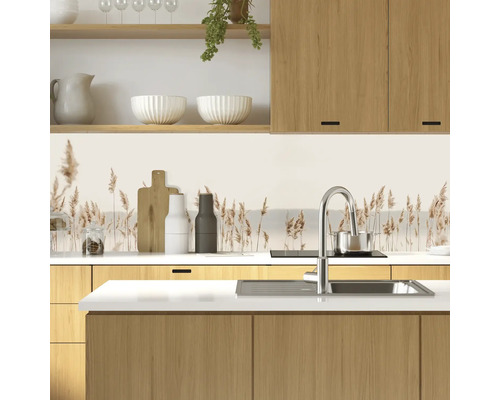 Kuchynská scéna s umývadlom, batériou, pracovnou doskou a kuchynskými skrinkami s fototapetou