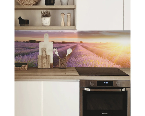 Kuchynská zástena s motívom levanduľového poľa v modernej kuchyni.