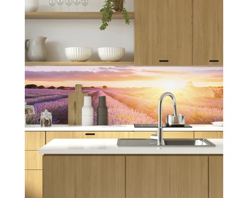 Kuchynská zástena s motívom levanduľového poľa v modernej kuchyni