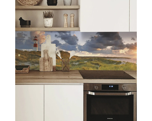 Kuchynská zástena s motívom majáku v modernej kuchyni