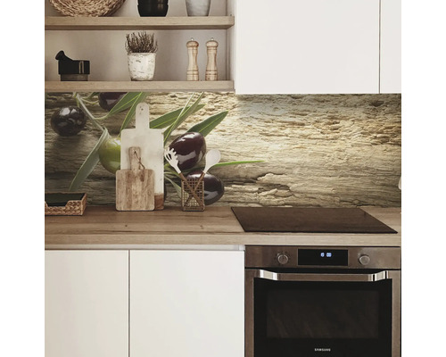 Kuchynská scéna s motívom olív na kuchynskej stene