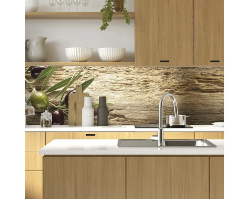 Kuchynská scéna s drezom, vodovodnou batériou a kuchynskou doskou s motívom olív